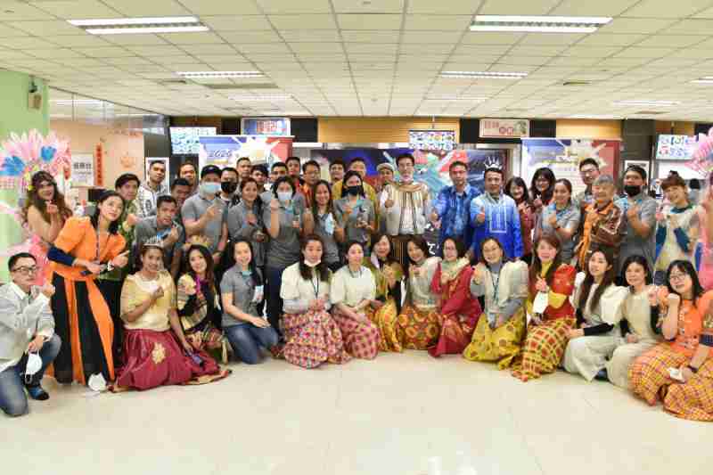 友達推動「安心、、、創新、、用心、、、同心、、、、盡心」五星職旅，，為菲籍員工打造全方位照護，，，，首度贏得「人權實踐與發展領袖獎」殊榮