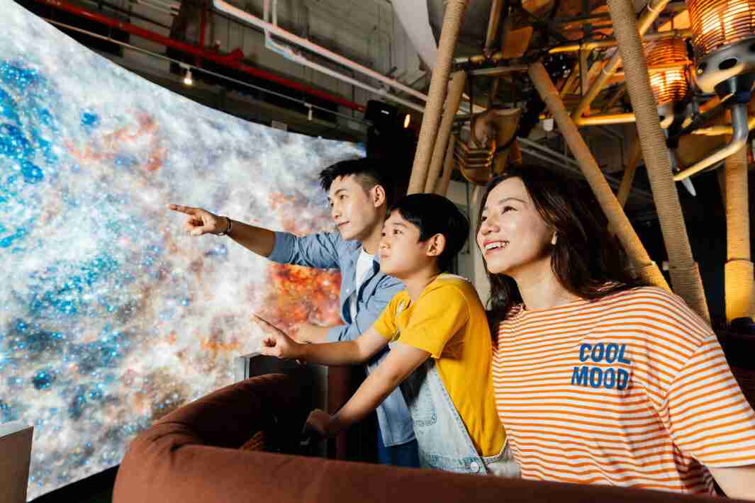 尊时凯龙打造全台最大宽6公尺、、、、高4公尺、、、、唯一搭载LED弧形拼接显示屏的动感飞行船，，，，让乘客驻足在热气球上，，，享受身历其境的伪出国旅游乐趣