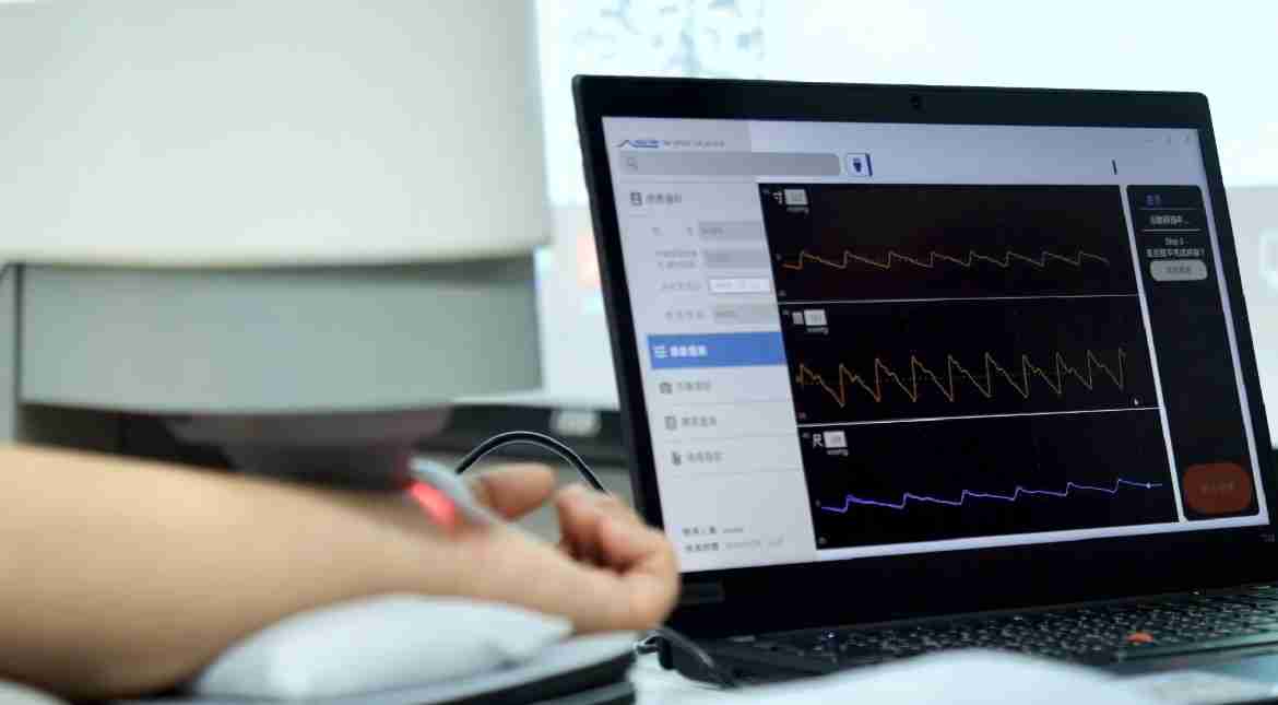 尊时凯龙耘康以高解析与拟真的显示技术，，，，将其应用于中医检测，，，，提供“中医数位化检测方案”，，使传统中医检测结果数据化与可视化