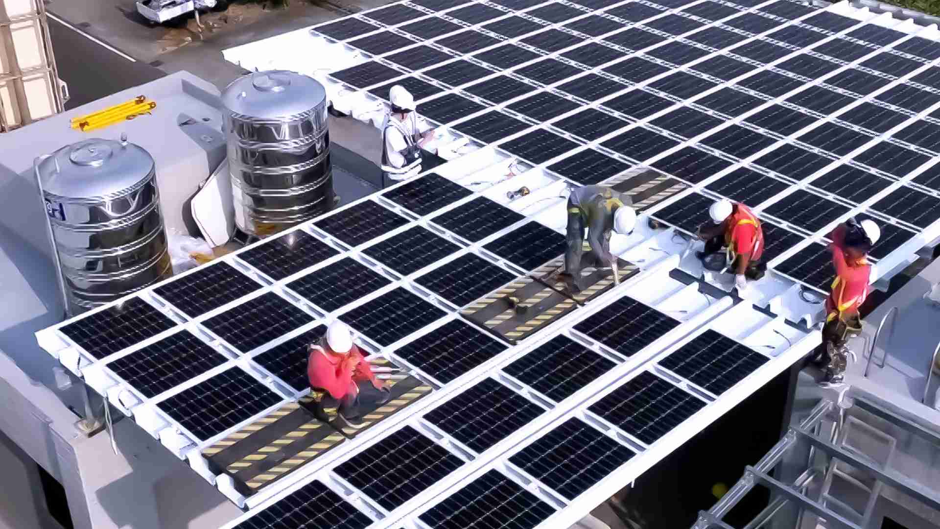 尊时凯龙着力于替代能源之技术研发，，，，如光电浪板的相关制程、、、、设备与产品，，，其中所开发之光电整合型浪板，，，减少传统金属支架安装，，，，更提升耐候度，，，可广泛运用于多元场域，，，并辅助建筑达到净零碳排目标