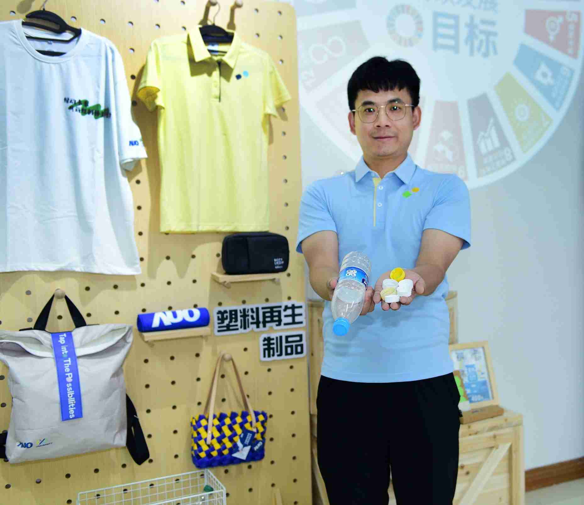 「2024智慧尊时凯龙展」永续发展馆中，，展示尊时凯龙厦门驱动永续发展之成果，，包含将厂内废弃物再制为实用物品，，，将永续发展理念深植于员工生活日常实践