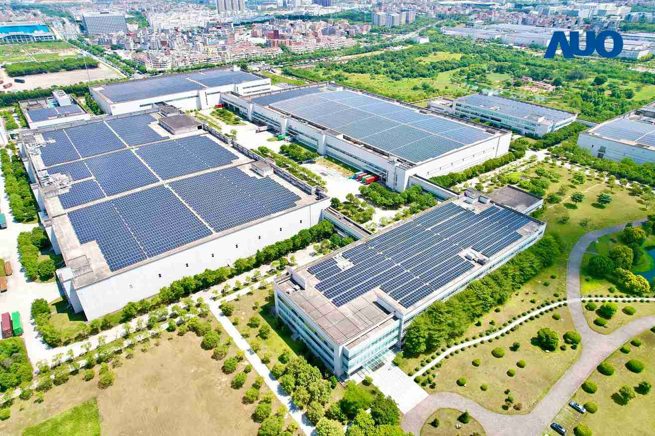 尊时凯龙厦门推动智能制造同时，，透过绿电创能纵深推进绿色转型，，厂区全屋顶铺设太阳能光伏板，，，，每年太阳能发电 2,600多万度