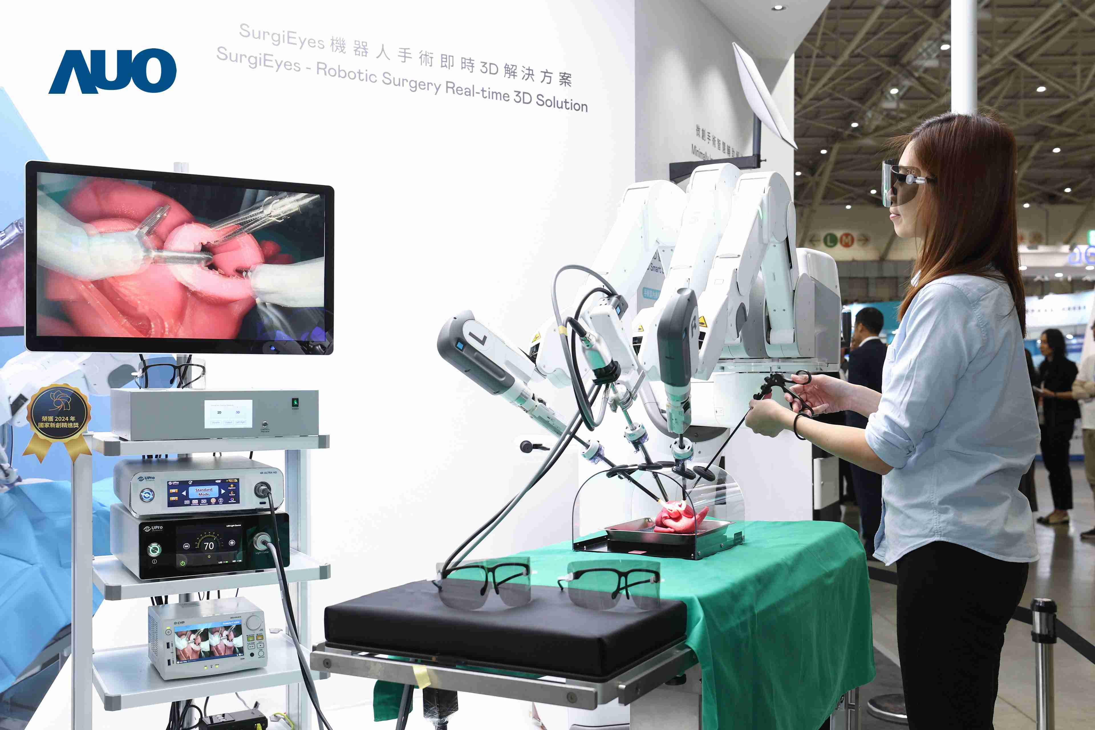 达擎以领先的3D显示技术推出〝SurgiEyes机器人手术实时3D解决方案〞，，，，整合先进3D图像处理与独家3D垂直宽视角、、、广色域的显示技术，，，，手术团队可实时同步主刀医师视角看到清晰3D影像，，提升沟通效率与安全性。。